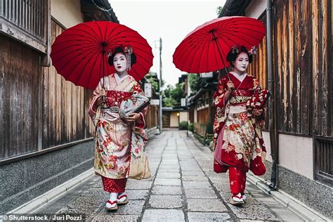 Tourists Banned From Taking Photos Of Geishas On Private Roads In