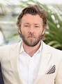 Joel Edgerton wore a white suit to the photocall for The Great Gatsby ...