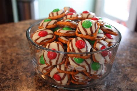 Meet my new favorite christmas cookie. Recipe// Hershey Kisses Pretzels | Renee Nicole l ...