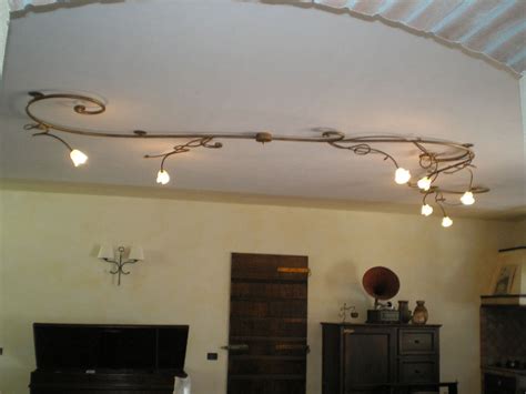 Disponibile anche nel modello plafoniera la plafoniera è una lampada senza cavi o supporti di sostegno da installare a soffitto. lampadari a soffitto in Ferro Battuto