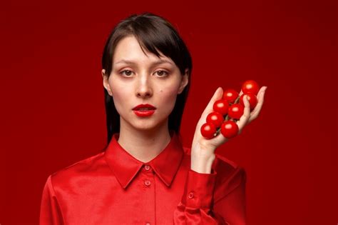 Portrait De Jeune Femme Tenant Des Tomates Cerises Photo Gratuite