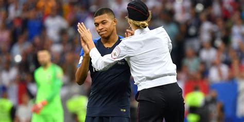 Joueur du mois de ligue 1 en août 2018; Coupe du Monde 2018 : quand Kylian Mbappé checke une Pussy ...