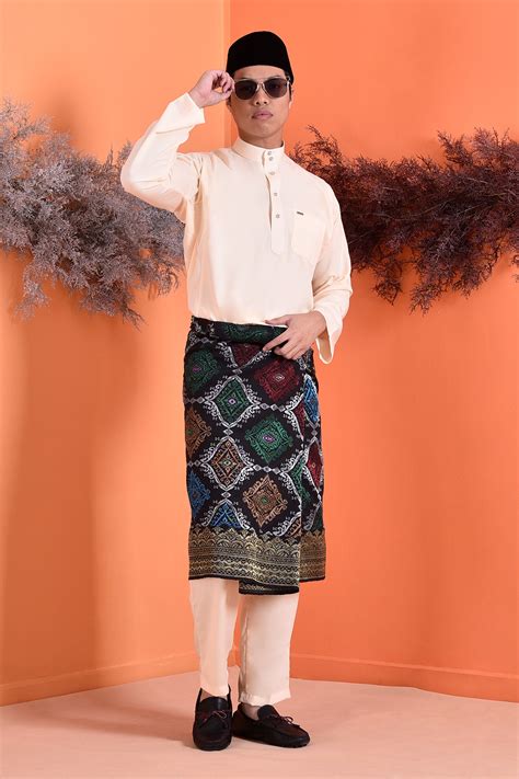 Pemakaian pakaian tradisional melayu merangkumi beberapa jenis pakaian lelaki dan perempuan. Paling Inspiratif Baju Melayu Tradisional Lelaki - JM ...