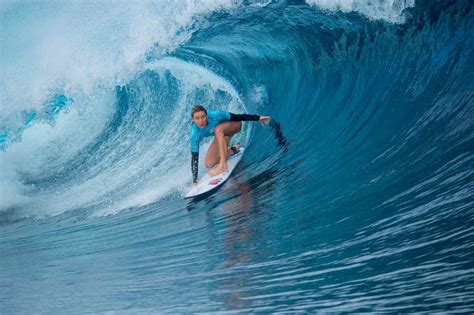 Fearless Female Surfers Dominated Fijis Huge Waves Huffpost