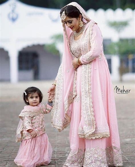 Pin By Komal On Beauty Mom Daughter Matching Dresses Mother Daughter