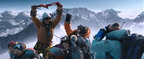 Film, 1996 yılında ünlü everest dağının tepesine çıktıktan sonra iniş sırasında güçlü bir fırtınanın kapanında yaşam ve ölüm mücadelesi veren iki dağcı takımın gerçek hikayesini cgi numaralarından. Revue Ciné EVEREST