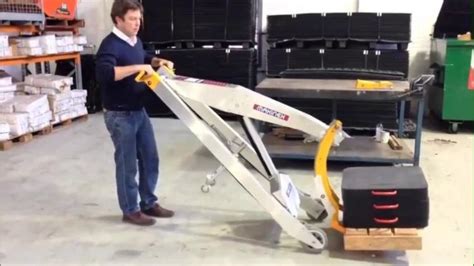 Hand Powered Forklift Lets You Easily Lift Over 300 Lbs Of Weight