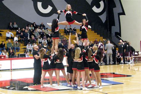 Wou Cheer 2013 Split Stunt Pyramid Cheer Stunts Cheerleading Stunts