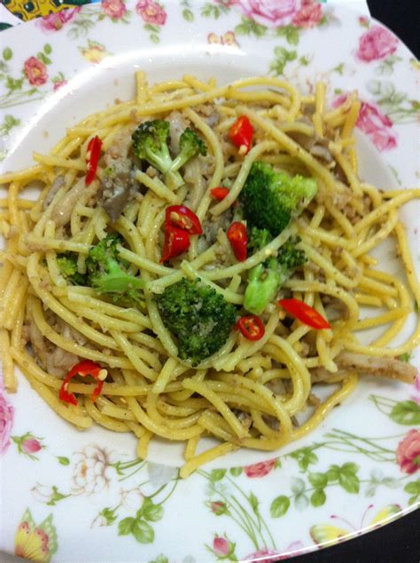 Spaghetti aglio e olio is a traditional italian pasta dish from naples. Resepi Aglio Olio Seafood Sedap - Resepi Bergambar