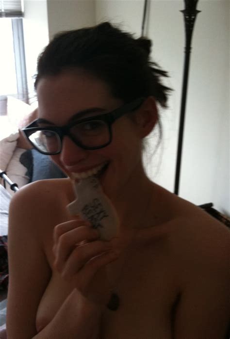 Fotos Filtradas Anne Hathaway Desnuda Qh N Revista De Far Ndula