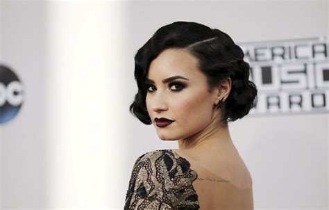 Demi Lovato Praises Amy Schumers Naked Pirelli Calendar Shoot
