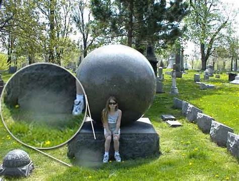 5 Scary Pictures With Ghosts In Cemeteries 2013 Pics Horror Lytum