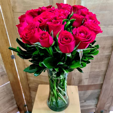 Arreglo Con Rosas Rojas En Florero Y Listón Florería Liliana