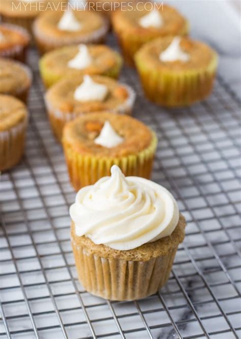 Squeeze about 2 teaspoons frosting into center of each cupcake for filling, being careful not to split cupcake. Banana Cream Cupcakes with Cream Cheese Filling - My ...