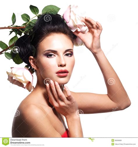 Portrait De Belle Jeune Femme Avec Des Fleurs Dans Les Cheveux Image