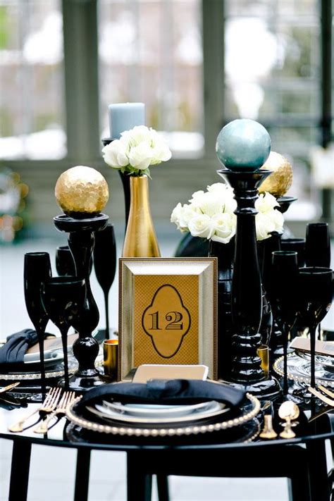 Glittering Black And Gold Christmas Decoration Ideas