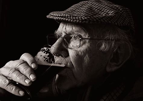 Old Men Drinking Beer Foto E Immagini Stock Istock