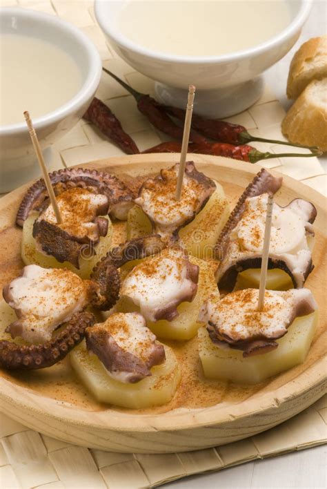 Tapas Espagnols Pommes De Terre En Sauce Chaude Photo stock