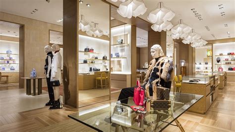 Wearing masks, chicago police said. Louis Vuitton Chicago Michigan Avenue store, UNITED STATES