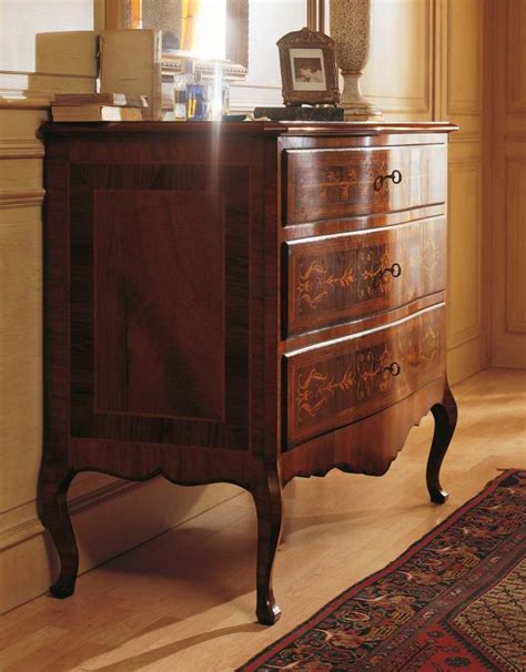Lo stile classico e la qualità del legno sono alla base della camera da letto paola. Camera da letto classica Louvre, comò in legno di noce ...