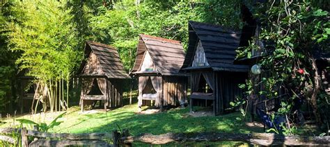 Nasz lot opuszcza bramę 43, ale nie wiem, gdzie jest brama 43. This Pay-What-You-Want Hippie Resort Is the Ultimate ...