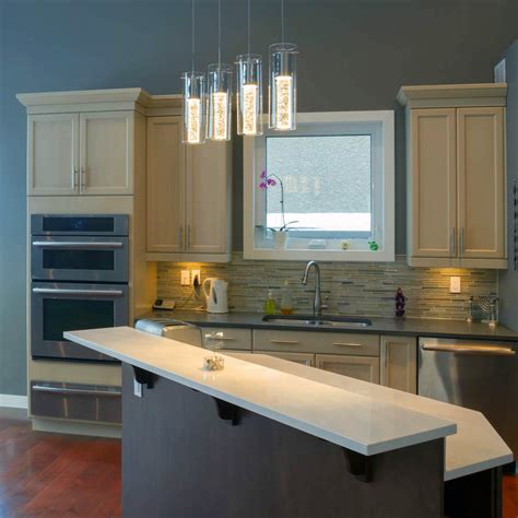 Descubre lámparas de techo de diseño moderno para cocina, con iluminación y paneles con tecnología led. 7 Ideas - Cómo iluminar una cocina con LED