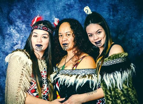 Maori women from New Zealand Whanau Māori culture Maori art Tahitian costumes