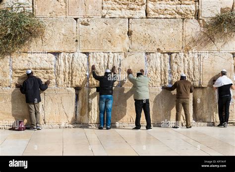 Jerusalem Israel 22 November 2017 Pilgrims Pray At The Wall Of The