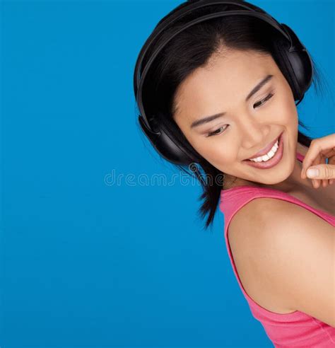 Schönes Lächelndes Junges Asiatisches Mädchen Stockbild Bild Von Freundlich Ethnisch 27747503