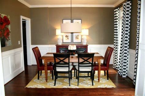 Think chair rails are only for the dining room? 20 Dining Room Ideas With Chair Rail Molding - Housely