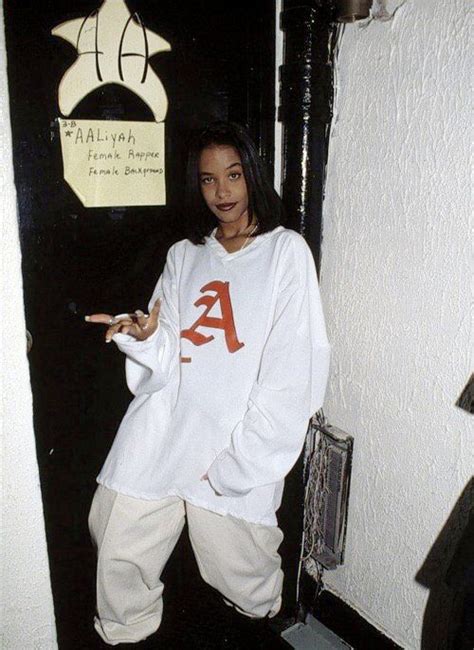 Aaliyah 1995 In 2020 Aaliyah Style 90s Hip Hop Fashion Aaliyah