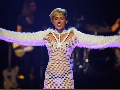 Miley Cyrus Crying In Vegas During First Post Liam Performance