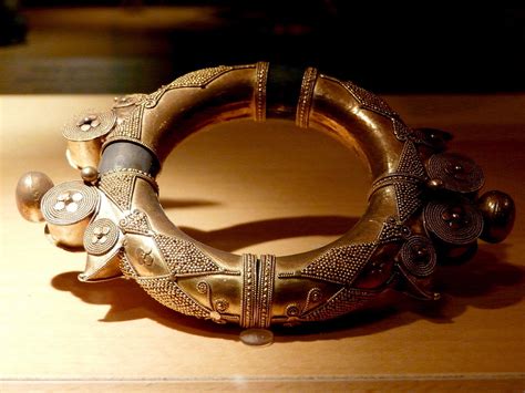 Gelang adalah sebuah perhiasan melingkar yang diselipkan atau dikaitkan pada pergelangan tangan seseorang. Gelang - Wikipedia bahasa Indonesia, ensiklopedia bebas