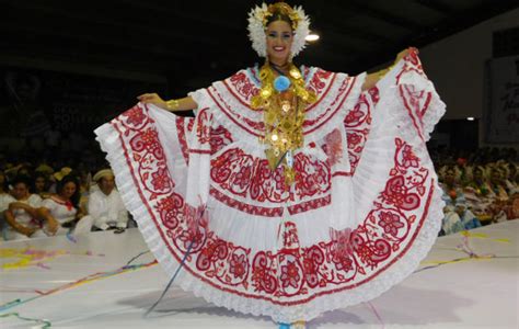 Reina De Festival Nacional De La Pollera Hace Su Entrada En Las Tablas Panam Am Rica