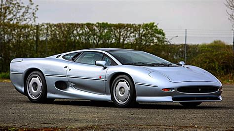 Nick cockburn has wanted to drive an xj220 since the height of the supercar 'space race'. jaguar XJ220 | Veículos