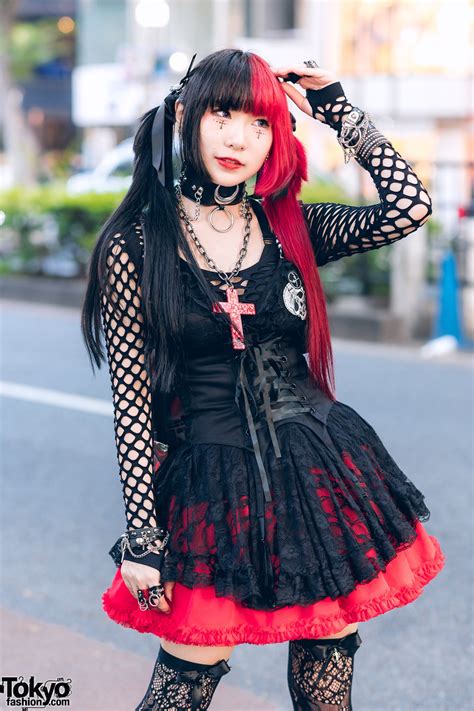 Tokyo Fashion Japanese Gothic Looks By 17 Year Old Remon And 20 Year Old Yunyun On The Street In
