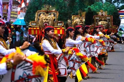 Tari Jaran Kepang Sejarah Properti Gerakan Dan Pola Lantai