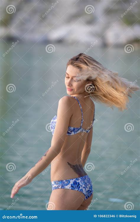 Sexy Frau Im Bikini Auf Seehintergrund Stockfoto Bild Von Attraktiv