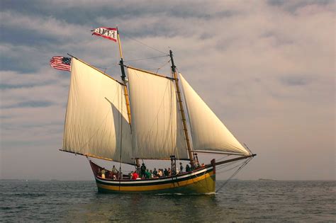 Schooner Fame In Salem Ma Salem Tours Sailing Schooner Essex Street