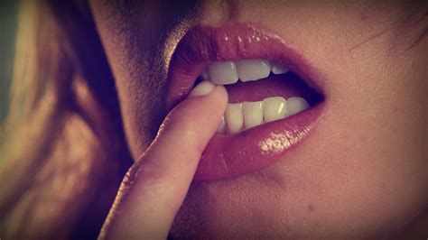 Fondos de pantalla cara mujer rubia fotografía Dedo en la boca