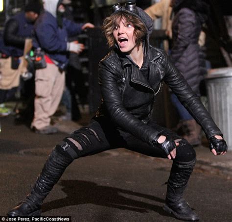 Camren Bicondova Transforms Into Catwoman On Gotham Set Daily Mail Online