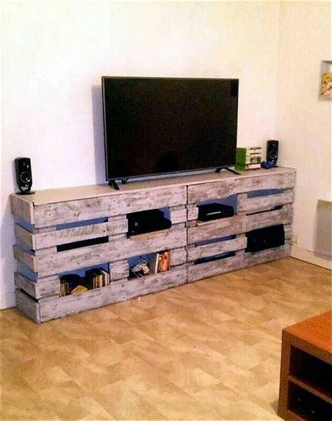 cheap and easy to make projects with old wooden pallets diy and crafts