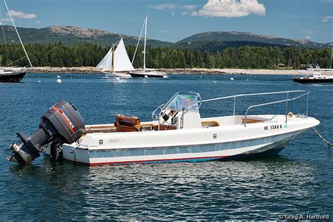 19 Foot Boston Whaler Outrage Motorboat Rental