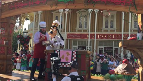 Disney Parks Christmas Day Parade Comes To Walt Disney World For An