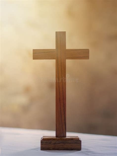 Cruz Cristiana En Rayos De La Luz Foto De Archivo Imagen De Mystical
