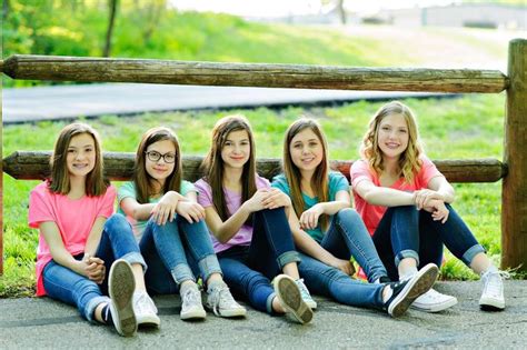 Pin By Lea Davis On Tween Group Friend Poses Friend Group Pictures