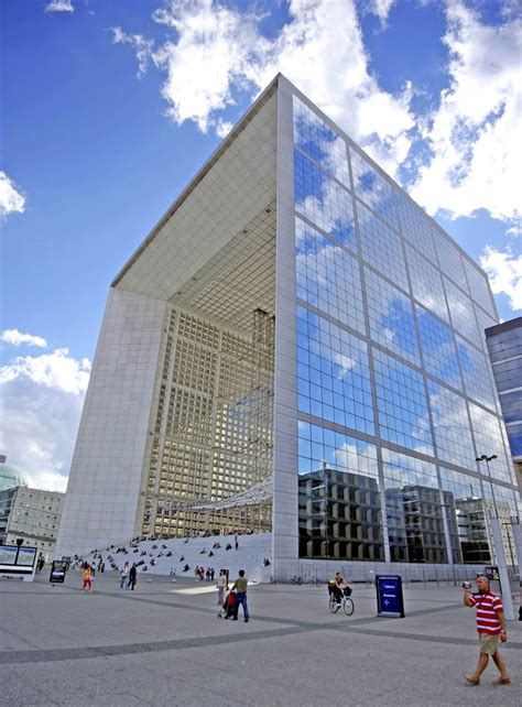 La Grande Arche De La Défense à Paris En Piteux état Le Devoir