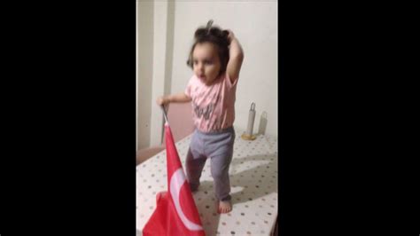 Prenses Erva Mız Türk Bayrağı Elinde Coşuyor Youtube