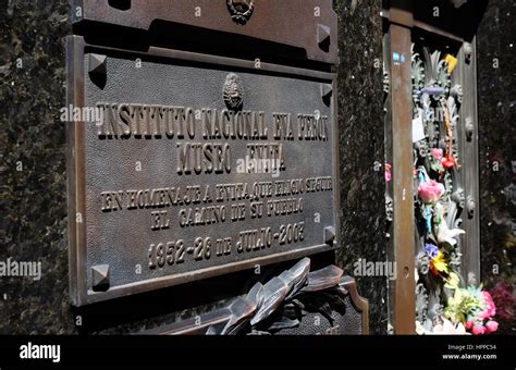 La Tumba De Eva Perón En El Cementerio De La Recoleta En El Barrio De