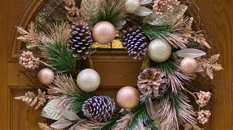 Download Wallpaper 3840x2160 Wreath Balls Decor New Year Christmas